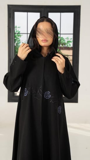 عباية بتطريز ورد ناعم
