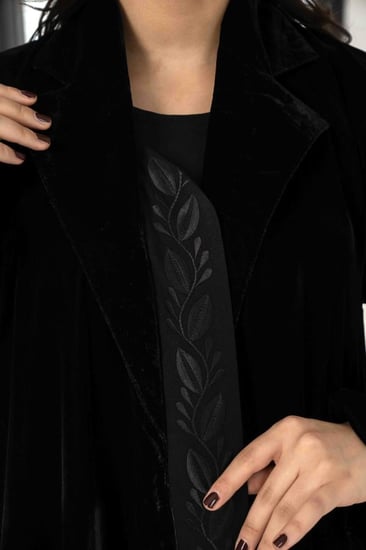 عباية بليزر مخمل مع تطريز من الامام