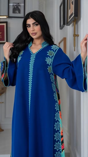 جلابية بطبعات ملونة من الخلف