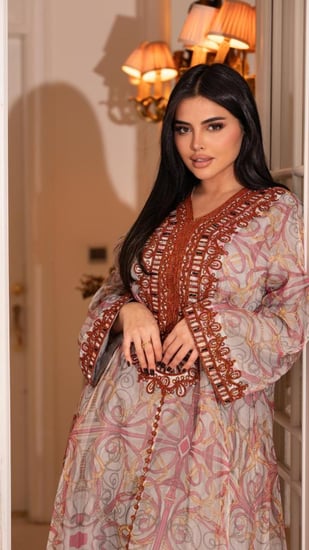 جلابية حرير مطرزة بكريستال