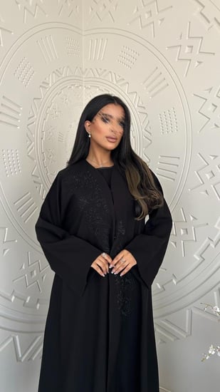 عباية بتطريز ناعم من الامام