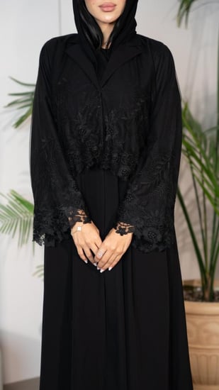 عباية سوداء  بقصة جاكيت دانتيل