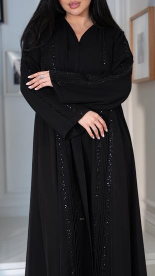 عباية سوداء مطرزة بترتر وخرز