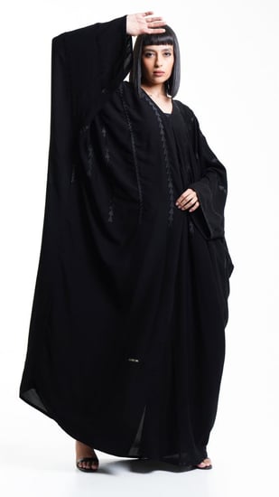 عباية بتطريز اسود مثلثات