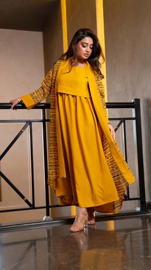 جلابية قطعتين مطرزة باسود