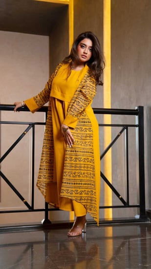 جلابية قطعتين مطرزة باسود