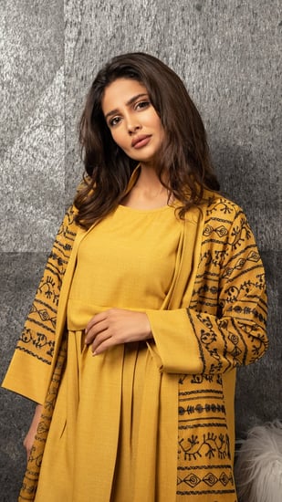 جلابية قطعتين مطرزة باسود