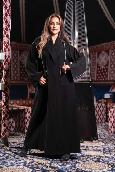 عباية شتوية بحواف بيضاء وجيوب