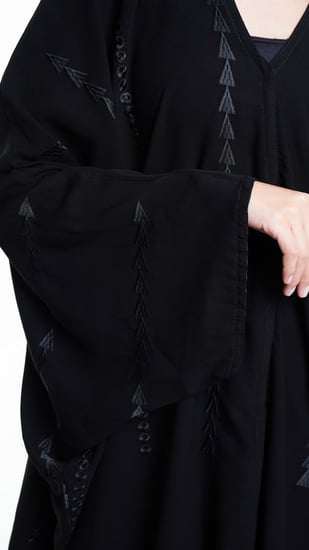 عباية بتطريز اسود مثلثات