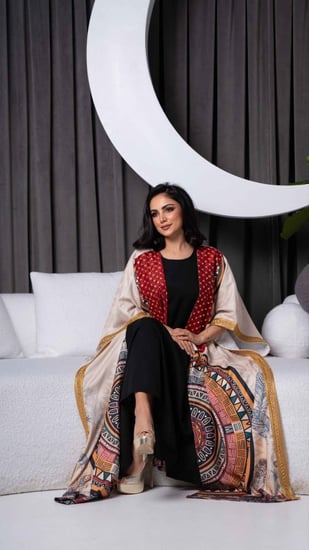 جلابية بشت مع فستان اسود