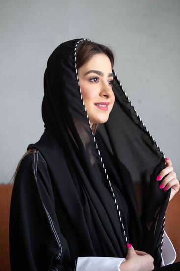 طرحة مبرومة بخيط ابيض