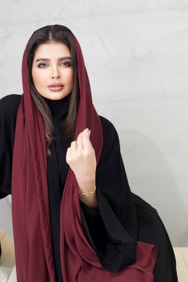 طرحة بلون عنابي