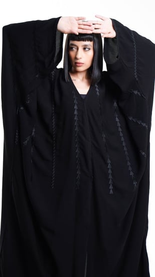 عباية بتطريز اسود مثلثات