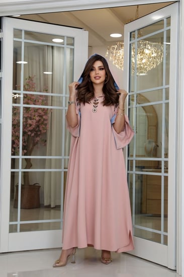 جلابية وردي بقبعة