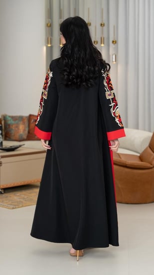 جلابية سوداء بتطريز احمر