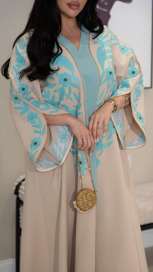 جلابية بلون سماوي وبيج