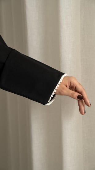 عباية رسمية بكلفة ناعمة