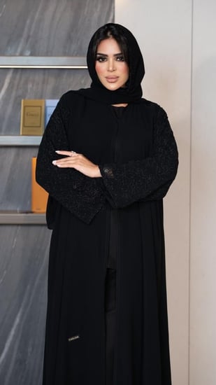 عباية باكمام مطرزة بورد