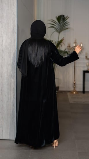 عباية بليزر مخمل مع تطريز من الامام