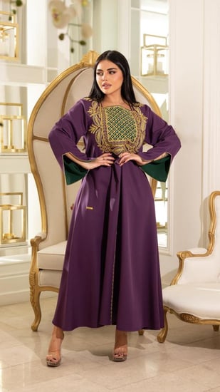 جلابية بلون بنفسجي مبطنة بزيتي