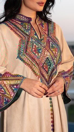 جلابية شتوية بيج مطرزة بخيوط حرير