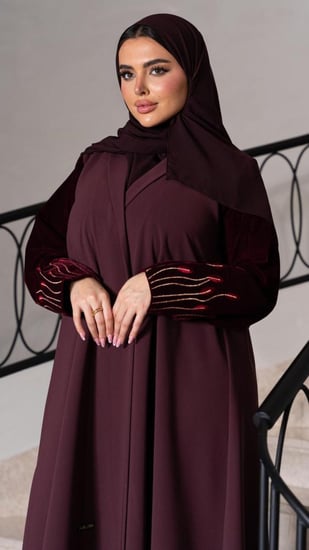 عباية برغندي باكمام مخمل