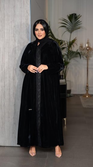 عباية بليزر مخمل مع تطريز من الامام