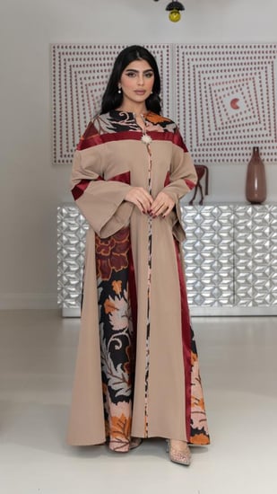 جلابية بيج ببروش على الصدر