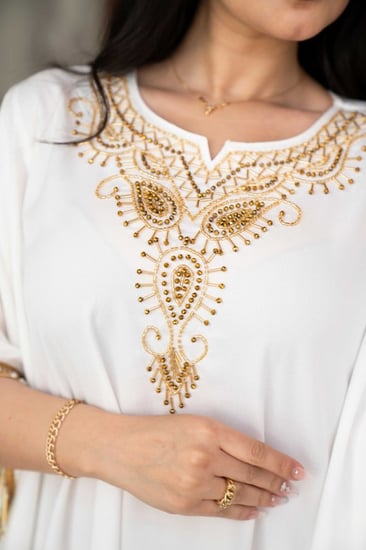 جلابية باكمام مزينة بكلفة