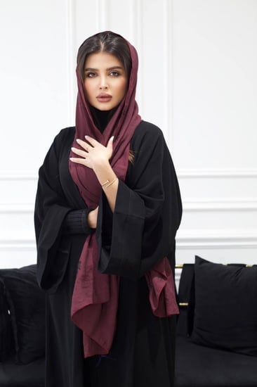 طرحة عنابي بتطريز اسود