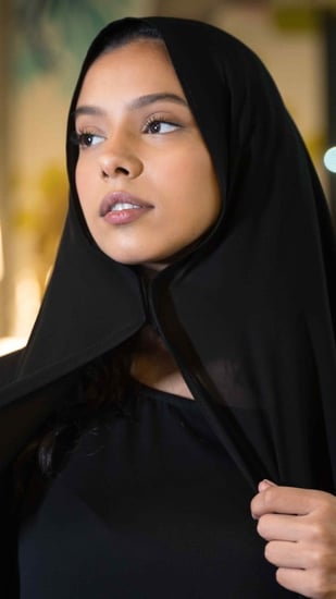 طرحة سوداء بلزق