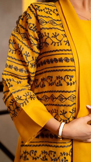 جلابية قطعتين مطرزة باسود