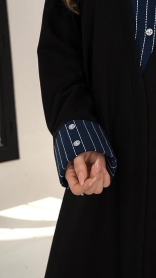 عباية سوداء بقصة قميص مشبوك