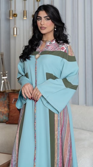 جلابية بلون سماوي ببروش على الصدر