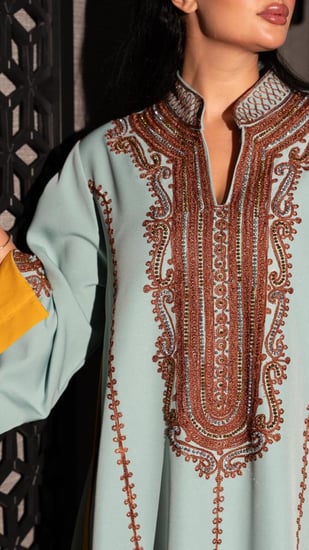 جلابية بلون سماوي مطرزة بنحاسي