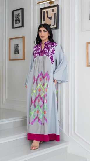 جلابية بلون سماوي بتطريز بنفسجي