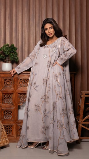 جلابية مطرزة مع فستان داخلي