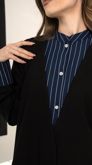 عباية سوداء بقصة قميص مشبوك