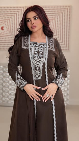 جلابية مطرزة مع شال خارجي تل