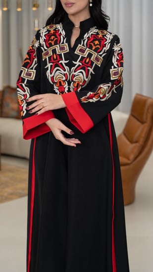 جلابية سوداء بتطريز احمر