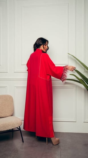 جلابية احمر باكمام ريش