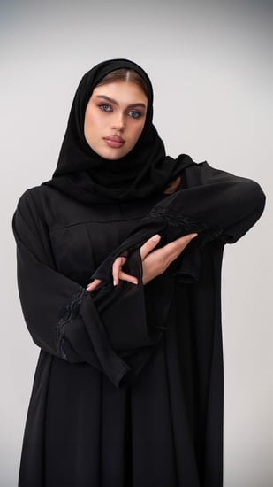 عباية بكسرات واكمام مطرزة باسود