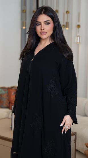 عباية شيفون بتطريز أسود