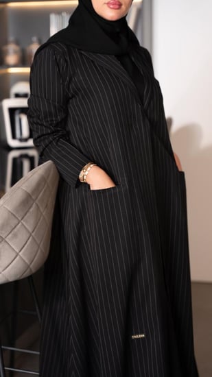 بليزر اسود مقلم بأبيض