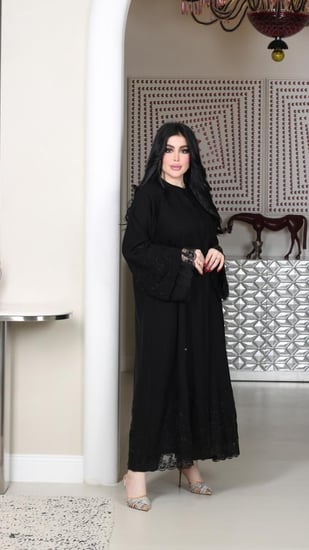 عباية سوداء مطرزة بدانتيل وخرز