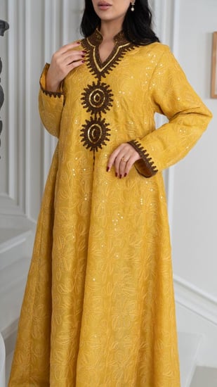 جلابية بلون اصفر مطرزة ببني