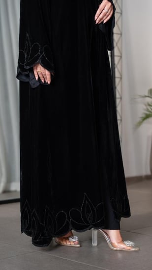 عباية مخمل مطرزة بخرز