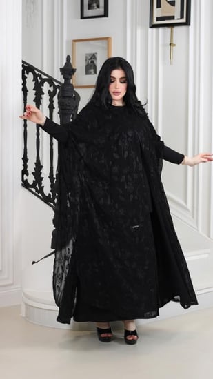 عباية بقطعة شيفون مطرزة بخيوط حرير