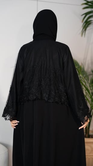 عباية سوداء  بقصة جاكيت دانتيل