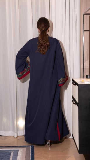 جلابية بلون كحلي مبطنة بأحمر